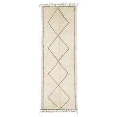 Runner lungo in lana beige moderno marocchino fatto a mano dal design tribale