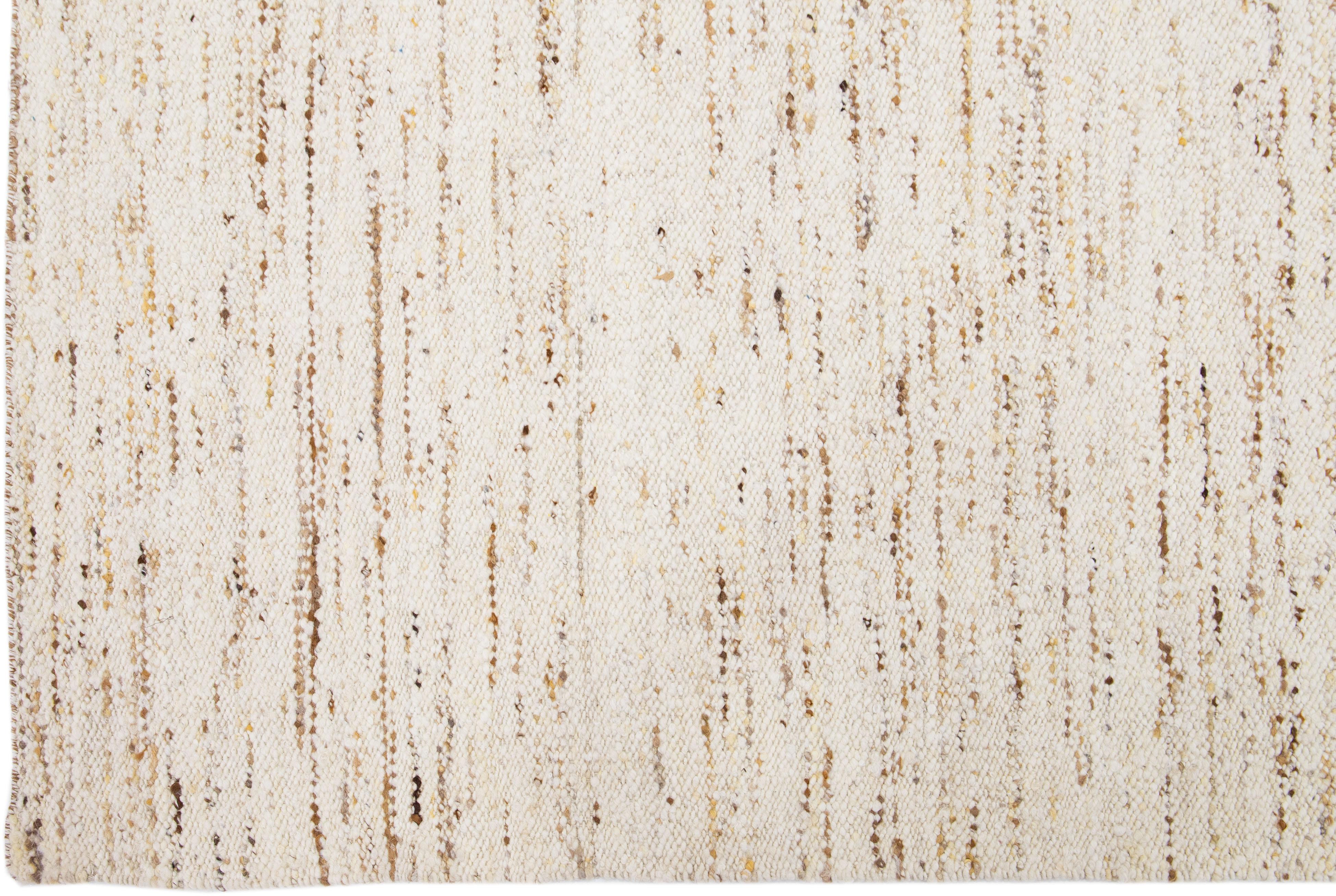 Indien Tapis moderne marocain en laine fait à la main de couleur naturelle beige par Apadana en vente