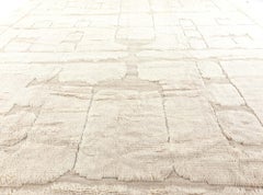 Moderner marokkanischer Hochflor-Wollteppich mit geometrischem Design von Doris Leslie Blau