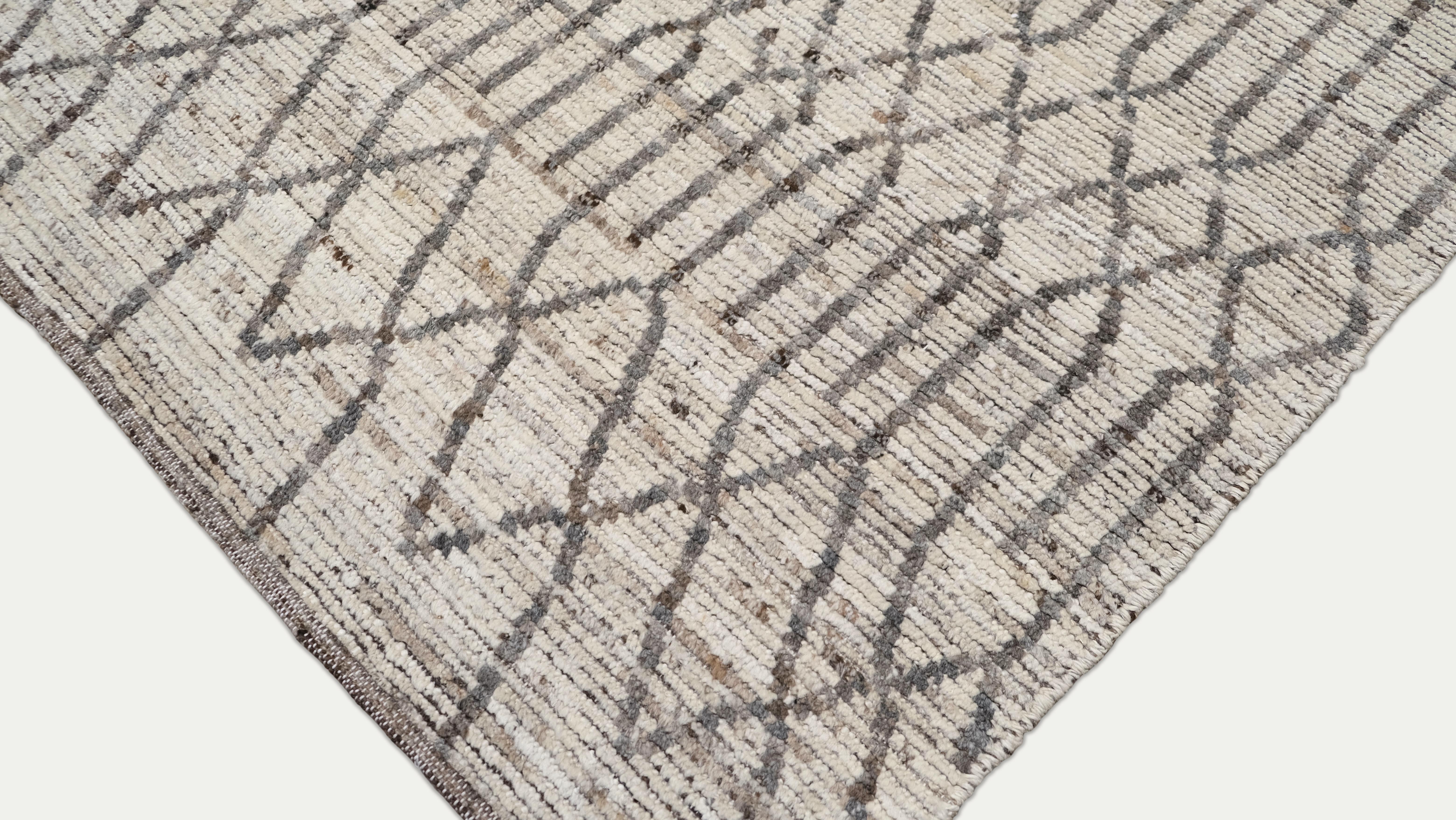 Moderner marokkanisch inspirierter geometrisch gemusterter Wollteppich 10'3''x13'5'' (Afghanisch) im Angebot