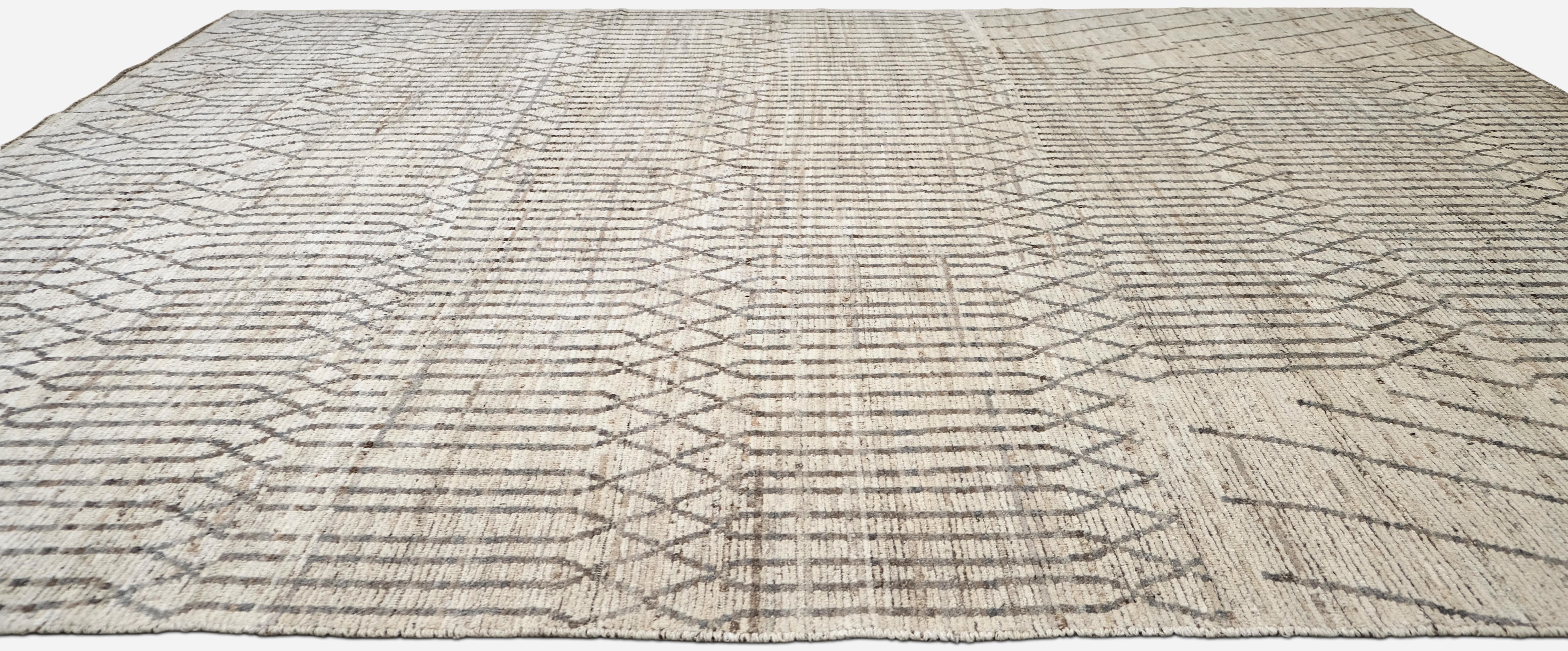Moderner marokkanisch inspirierter geometrisch gemusterter Wollteppich 10'3''x13'5'' (Handgeknüpft) im Angebot