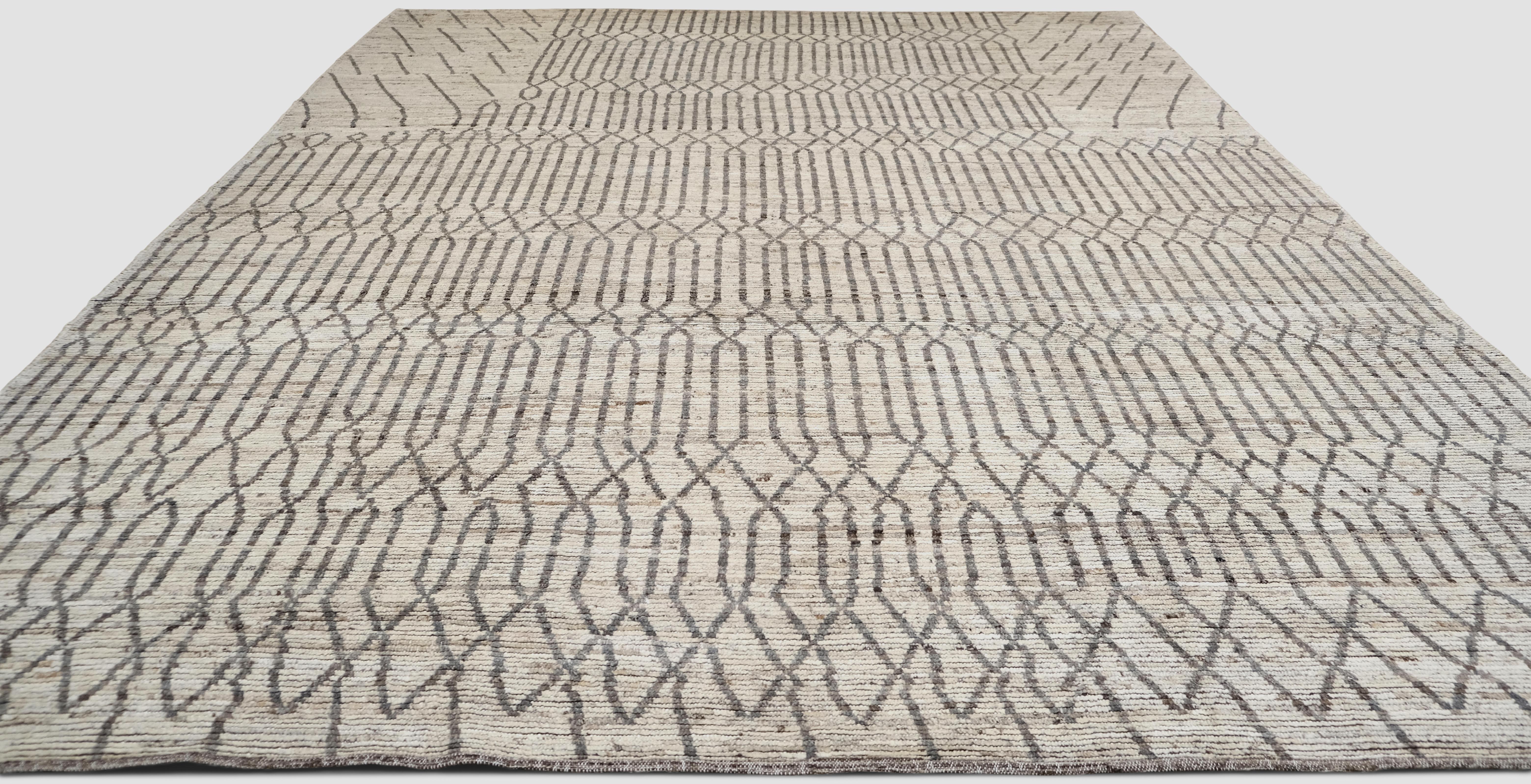 Moderner marokkanisch inspirierter geometrisch gemusterter Wollteppich 10'3''x13'5'' im Zustand „Neu“ im Angebot in Torrance, CA