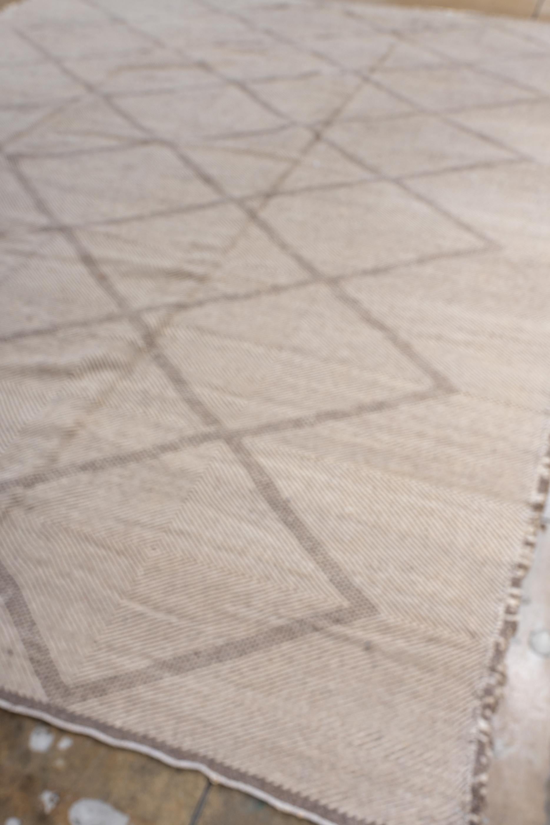 Moderner marokkanischer Teppich im Kelim-Design (Marokkanisch) im Angebot