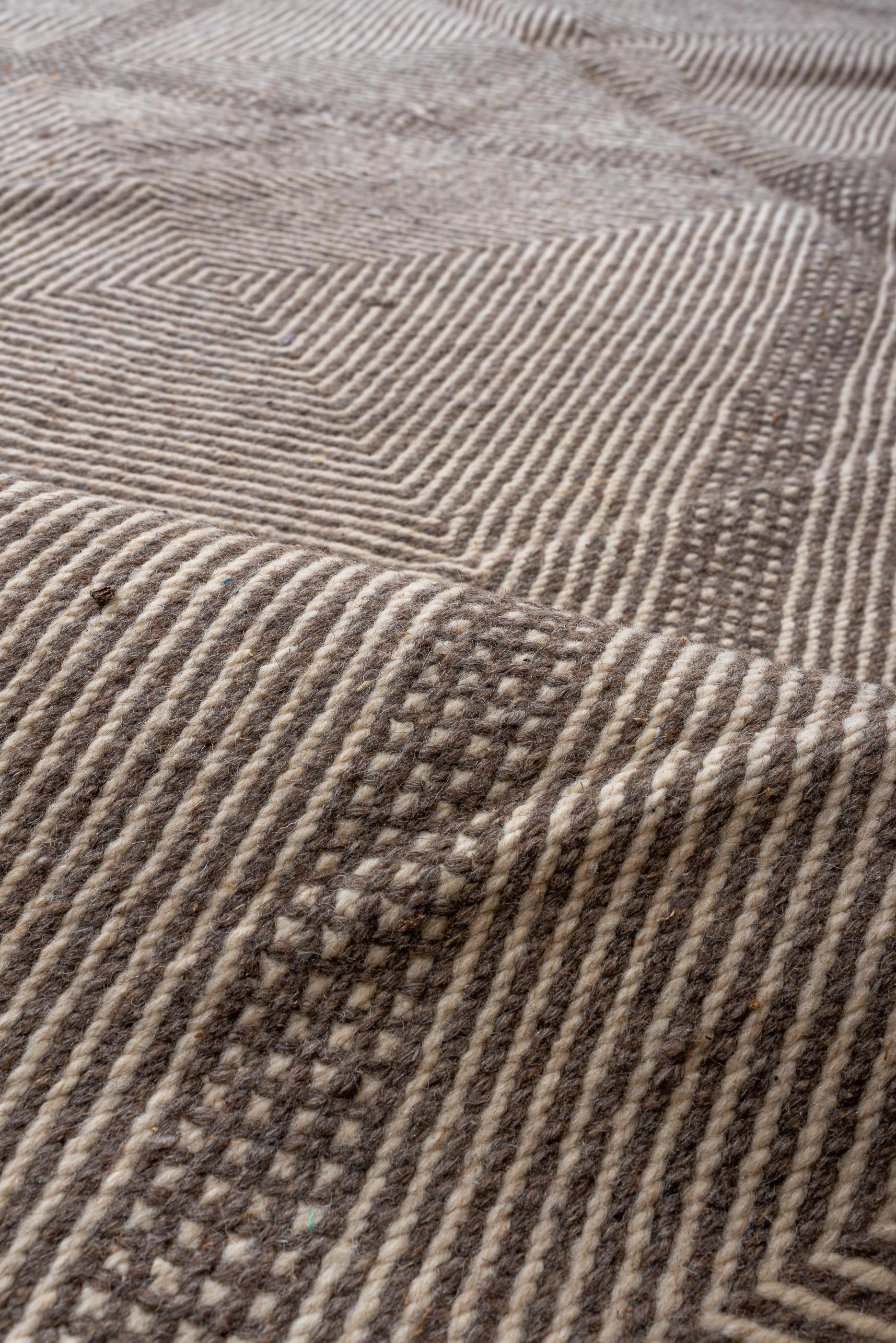 Moderner marokkanischer Teppich im Kelim-Design (Wolle) im Angebot
