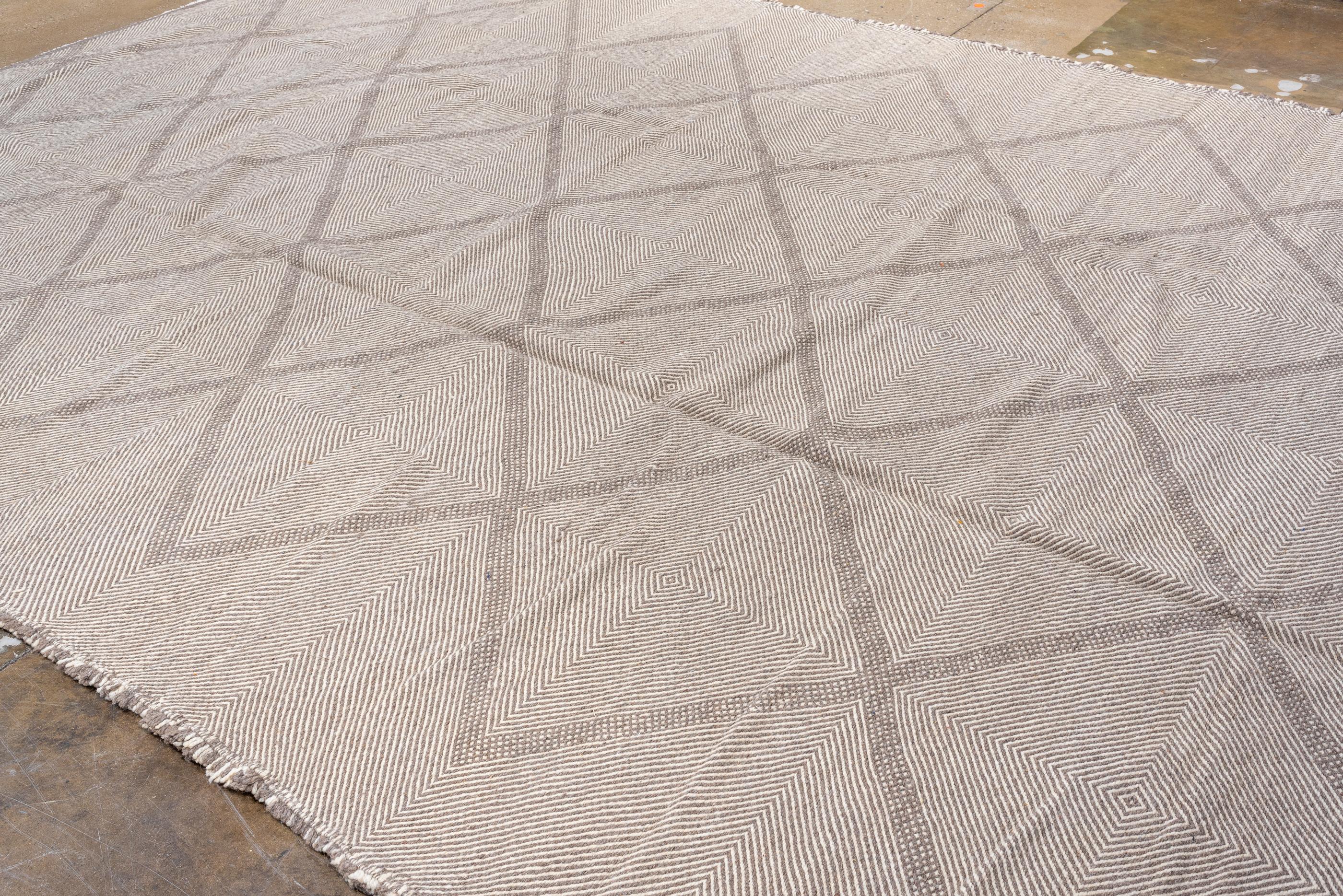 Moderner marokkanischer Teppich im Kelim-Design im Angebot 1