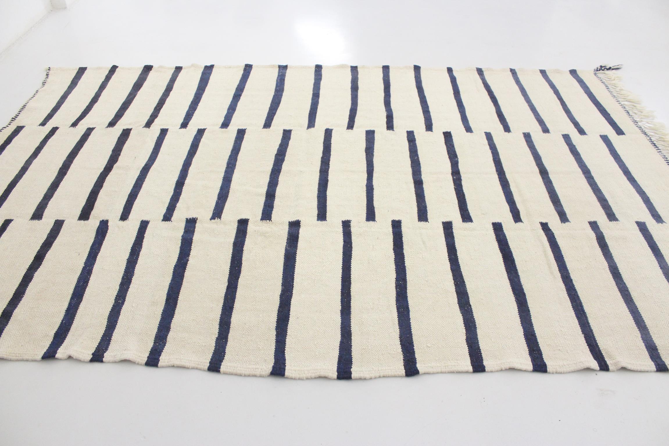 Modern Moroccan kilim rug - Cream/blue - 6.5x10.6feet / 200x323cm For Sale 4