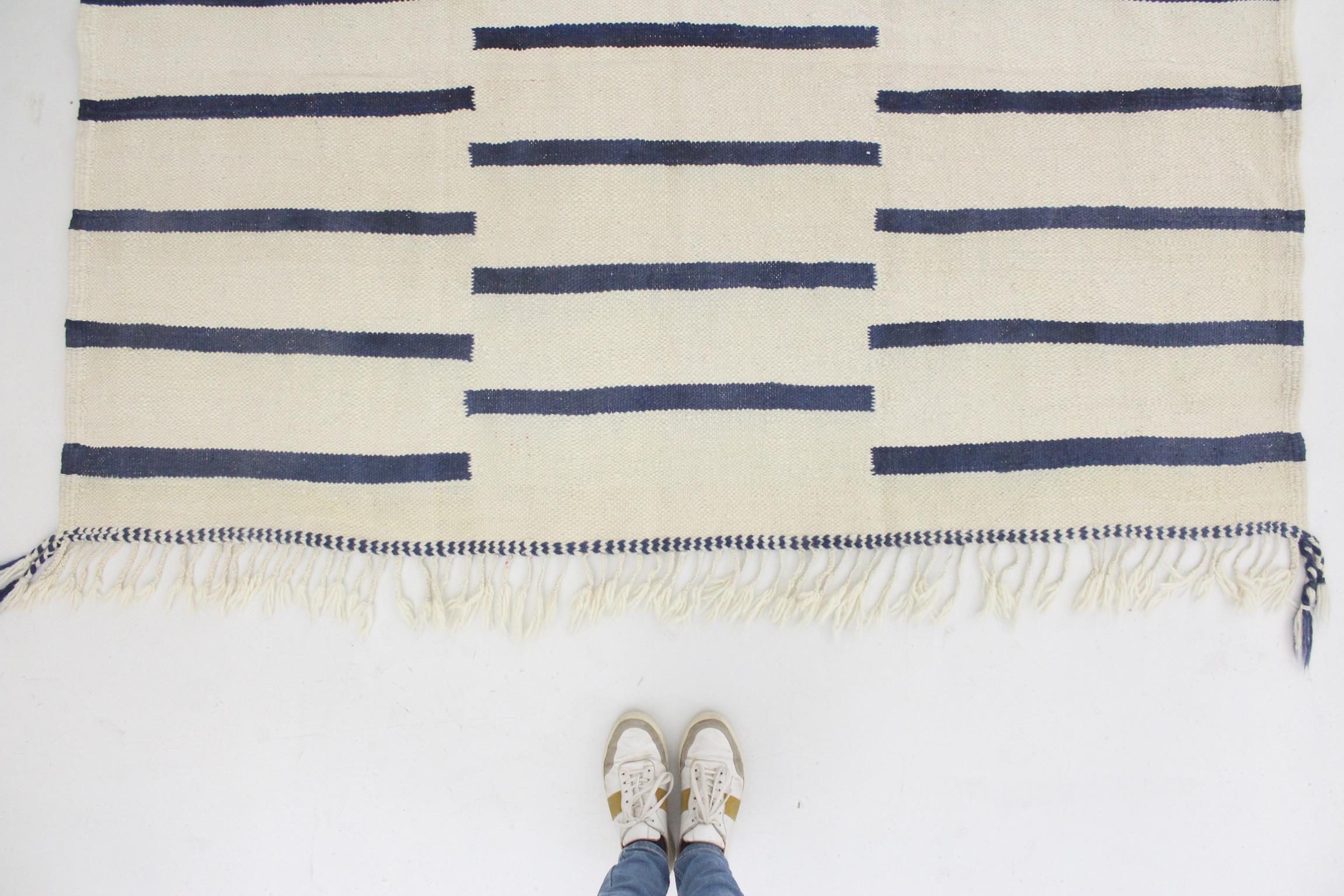 Hand-Woven Modern Moroccan kilim rug - Cream/blue - 6.5x10.6feet / 200x323cm For Sale