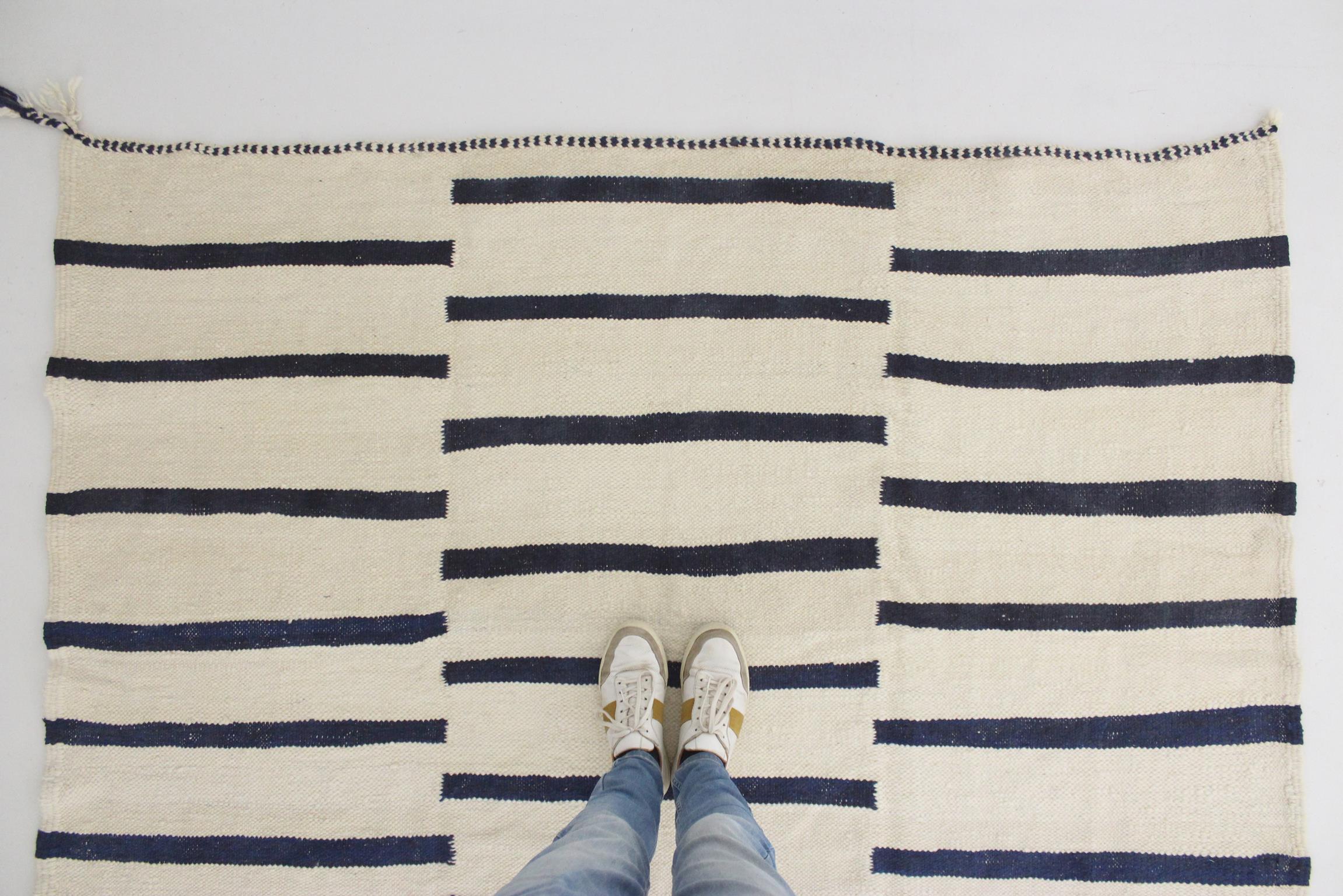 Modern Moroccan kilim rug - Cream/blue - 6.5x10.6feet / 200x323cm For Sale 1