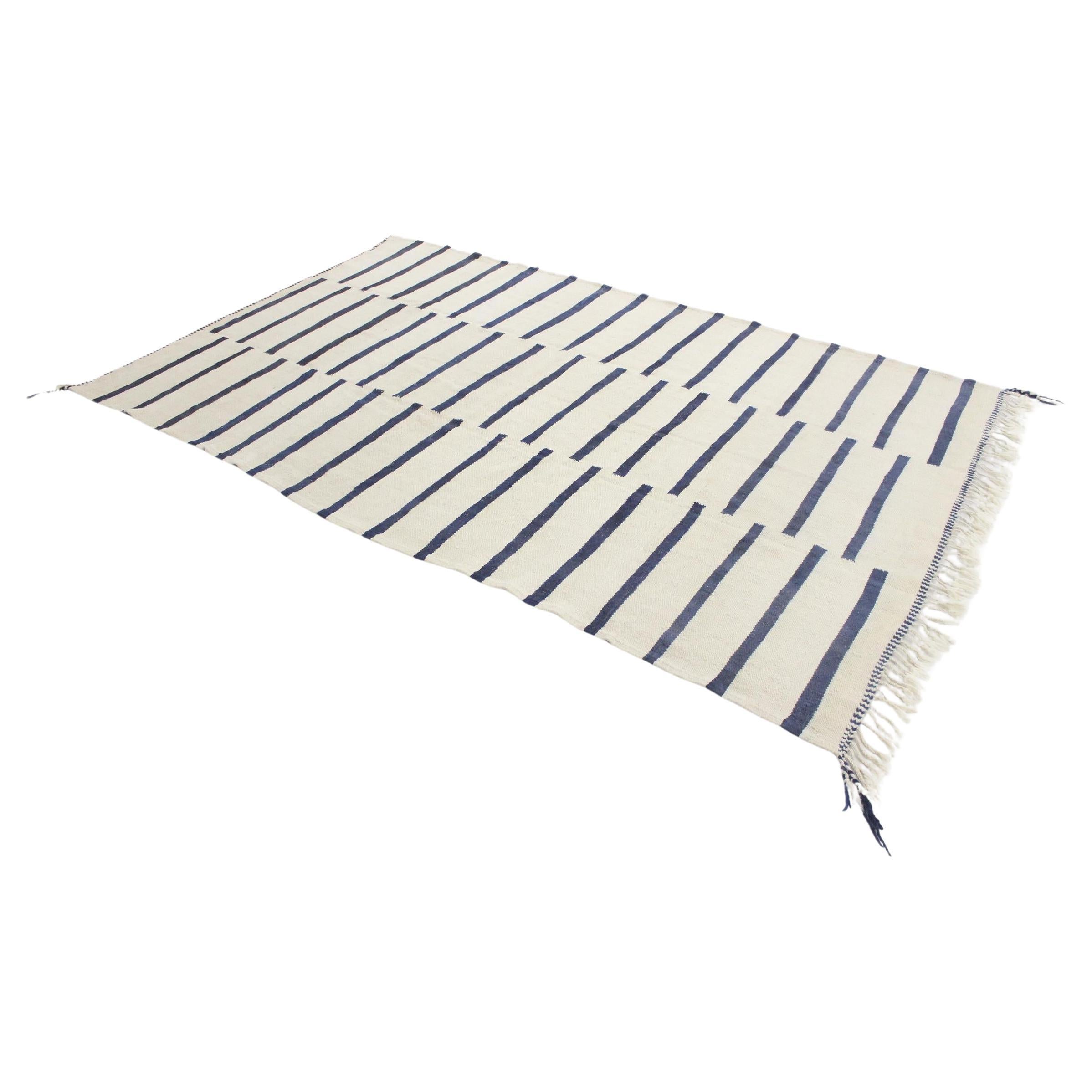Modern Moroccan kilim rug - Cream/blue - 6.5x10.6feet / 200x323cm For Sale