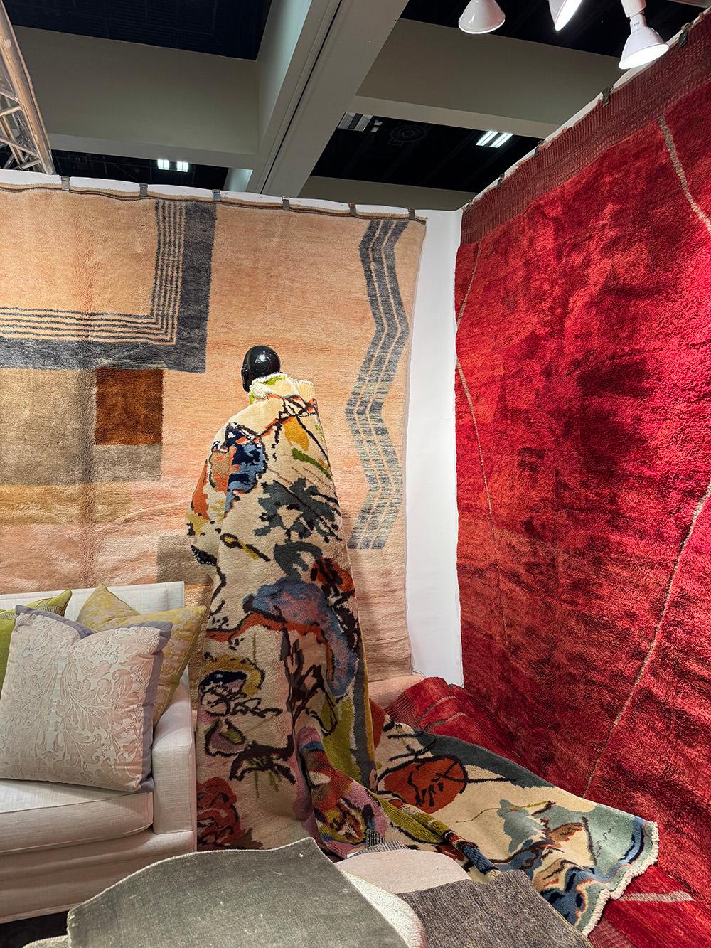 Alla Silk Road Rug Inc ognuno dei nostri tappeti marocchini Beni è un pezzo unico, con una propria storia. Le tessitrici che creano questi splendidi tessuti fanno parte di una tradizione secolare tramandata di madre in figlia. La realizzazione di un