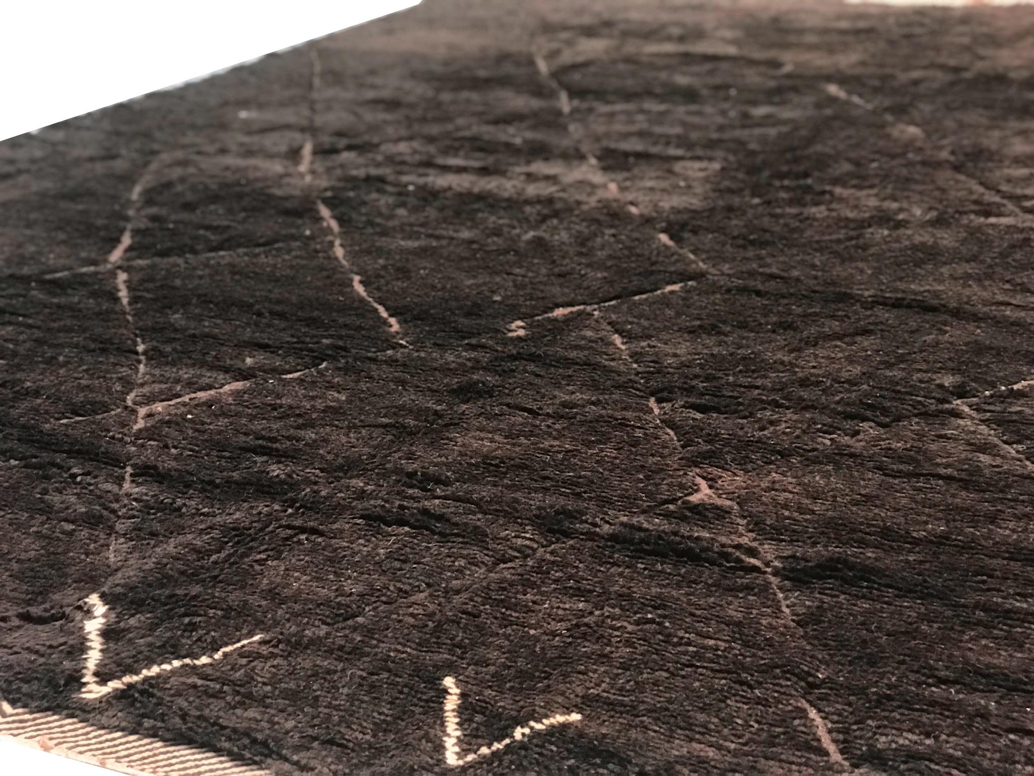 Mid-Century moderno Tappeto moderno marocchino di metà secolo in marrone e avorio di Silk Road Rug Inc. in vendita