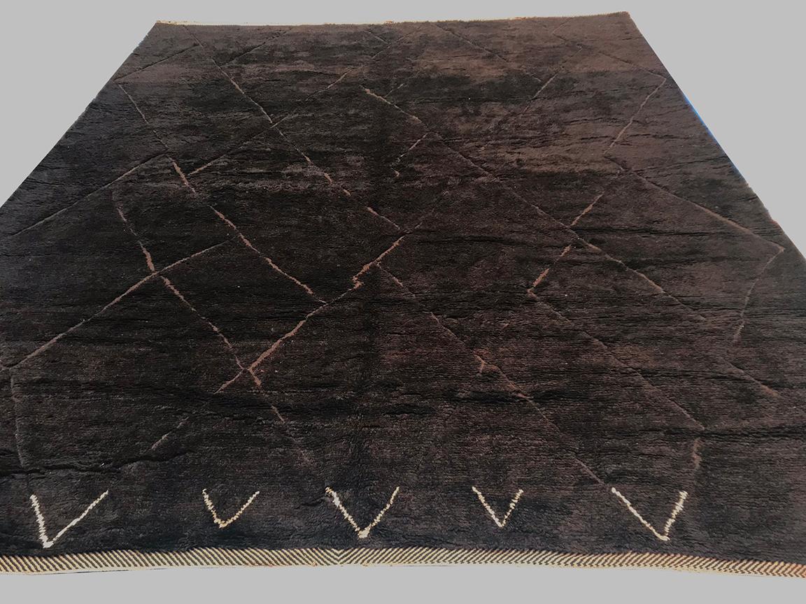 Marocchino Tappeto moderno marocchino di metà secolo in marrone e avorio di Silk Road Rug Inc. in vendita
