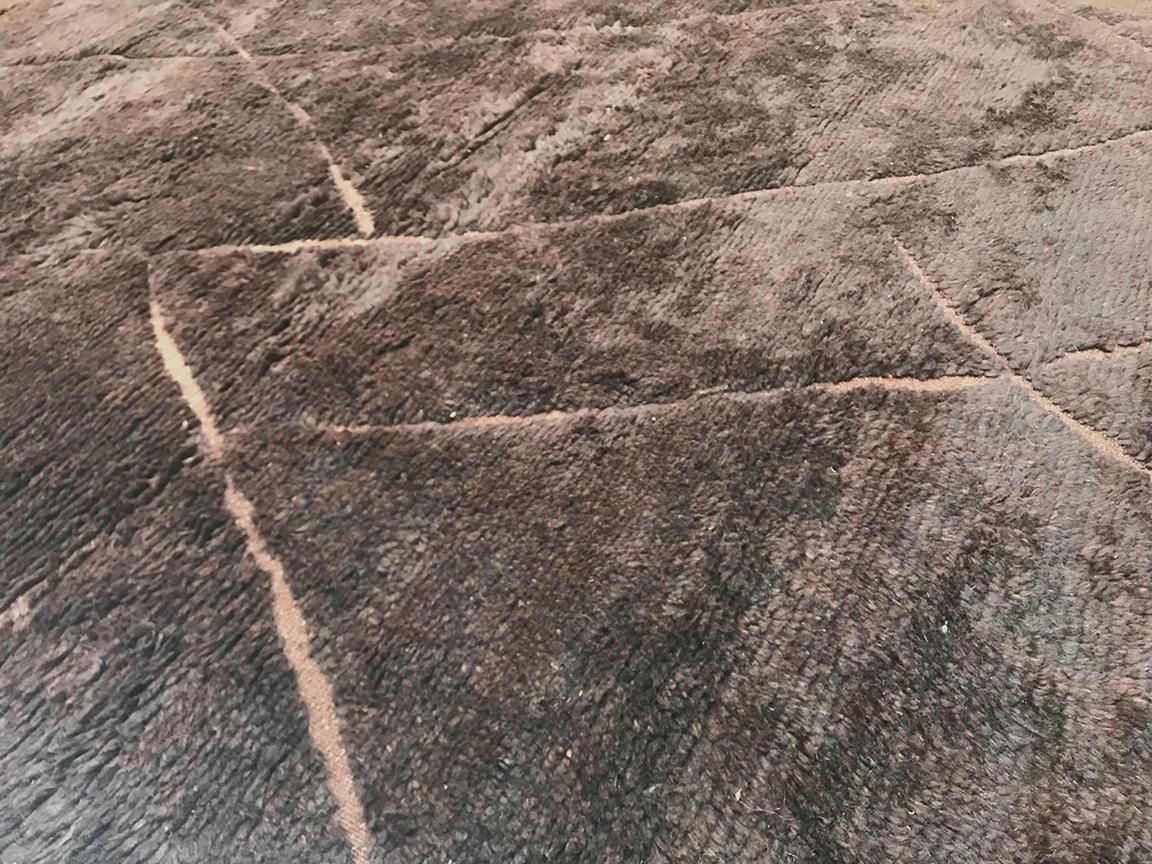 Annodato a mano Tappeto moderno marocchino di metà secolo in marrone e avorio di Silk Road Rug Inc. in vendita