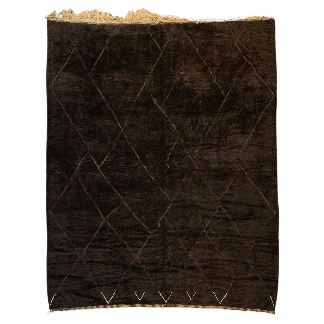 Tappeto moderno marocchino di metà secolo in marrone e avorio di Silk Road Rug Inc.
