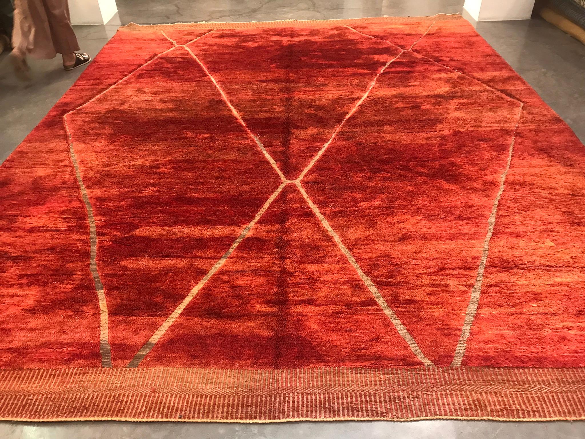 Mid-Century Modern Tapis marocain moderne du milieu du siècle Deco rouge brûlé gris par Silk Road Rug Inc. en vente