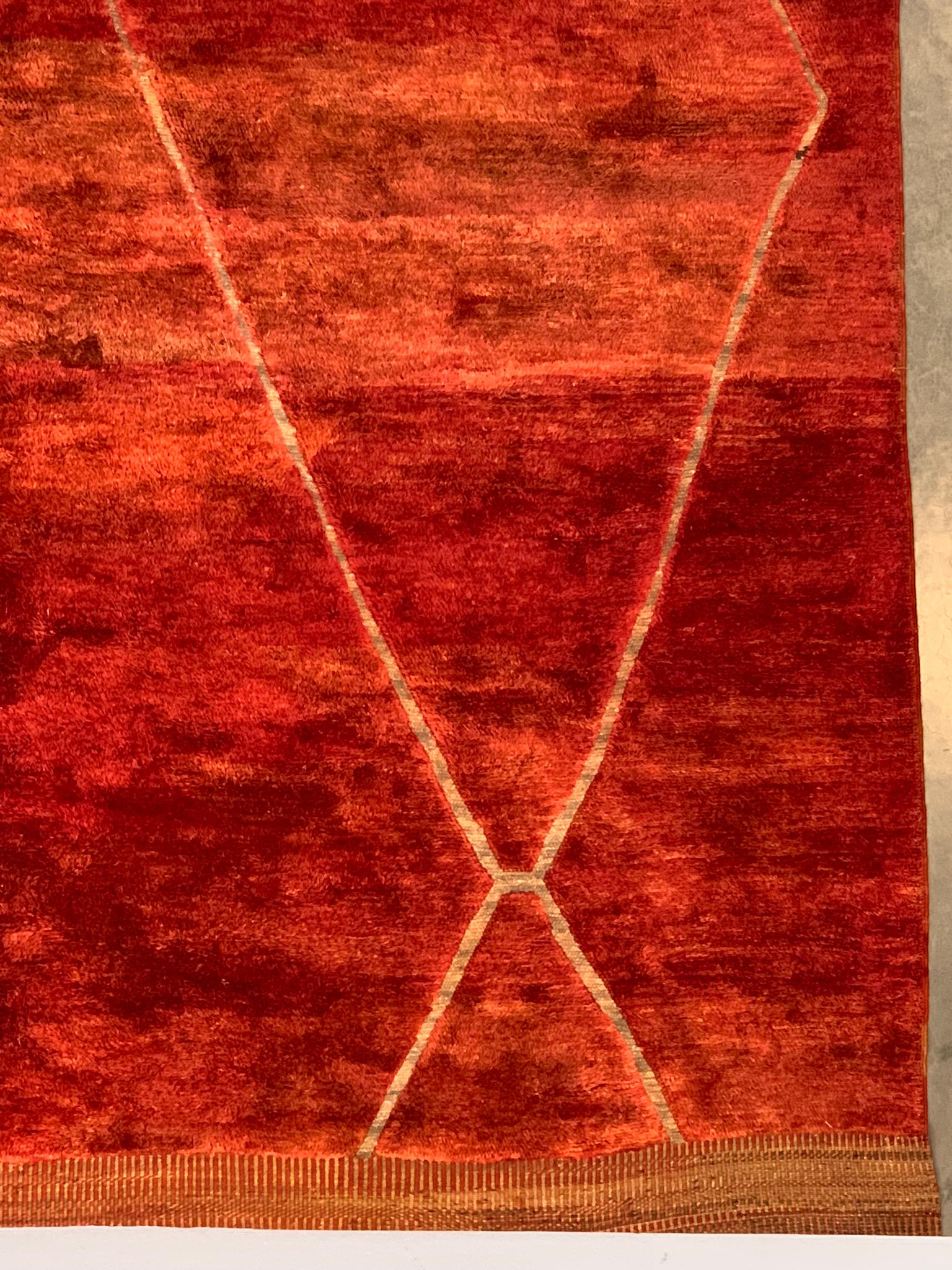 Marocain Tapis marocain moderne du milieu du siècle Deco rouge brûlé gris par Silk Road Rug Inc. en vente