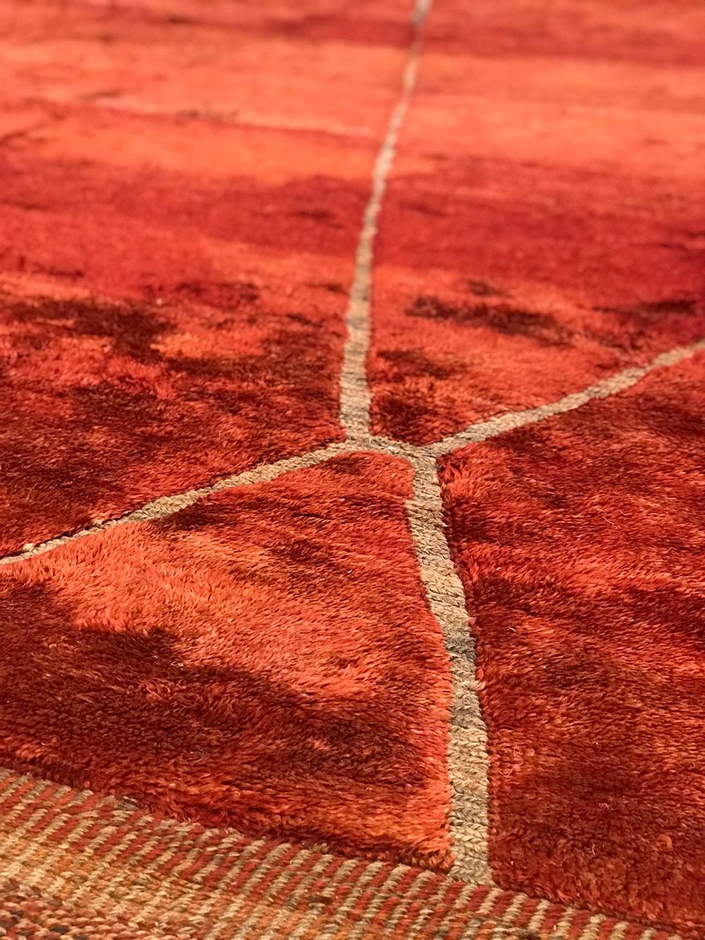 Noué à la main Tapis marocain moderne du milieu du siècle Deco rouge brûlé gris par Silk Road Rug Inc. en vente