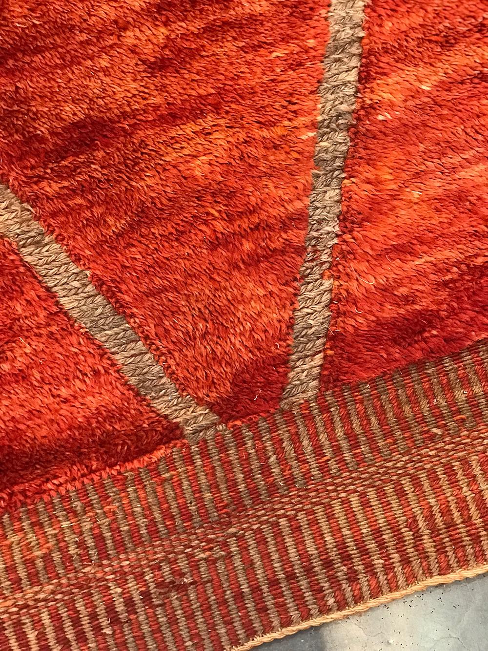 Tapis marocain moderne du milieu du siècle Deco rouge brûlé gris par Silk Road Rug Inc. Neuf - En vente à Los Angeles, CA