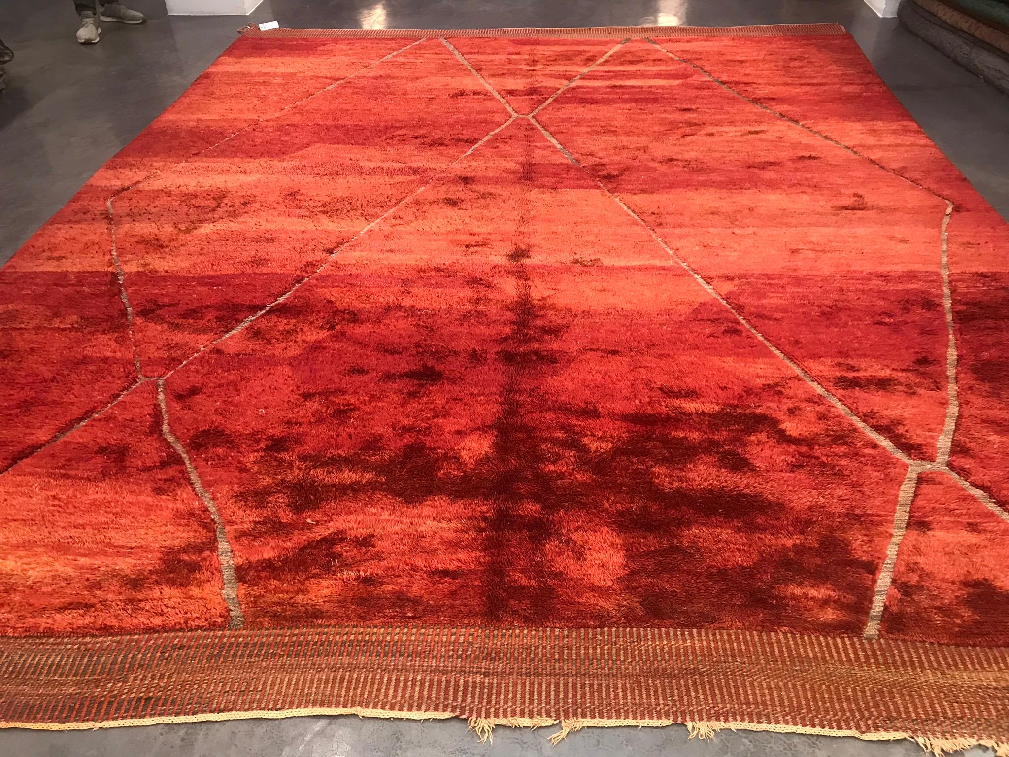 XXIe siècle et contemporain Tapis marocain moderne du milieu du siècle Deco rouge brûlé gris par Silk Road Rug Inc. en vente