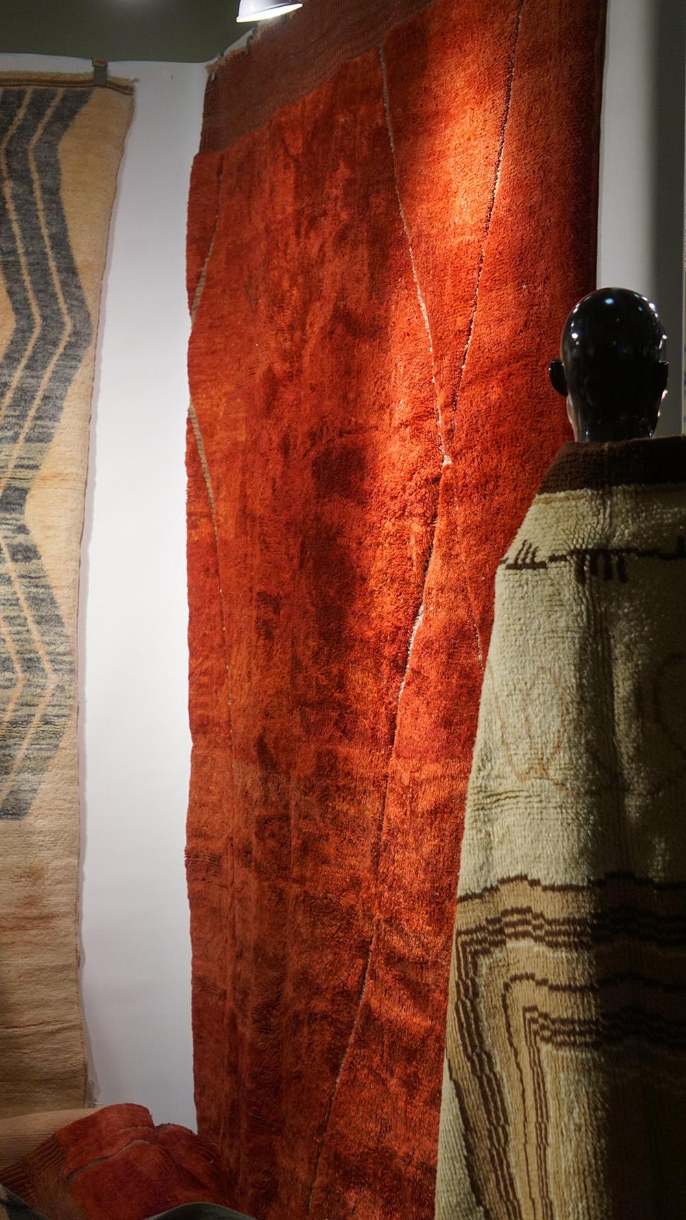 Laine Tapis marocain moderne du milieu du siècle Deco rouge brûlé gris par Silk Road Rug Inc. en vente