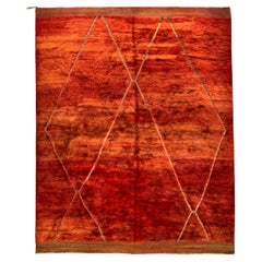 Tapis marocain moderne du milieu du siècle Deco rouge brûlé gris par Silk Road Rug Inc.