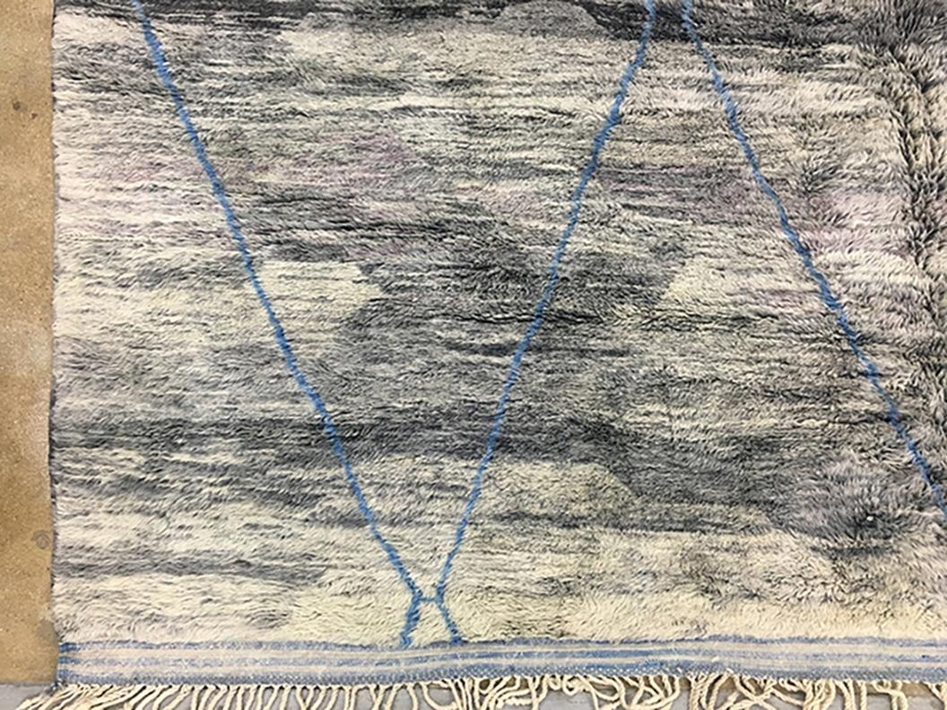 Modern Marokkanisch Mid Century Deco Gray  Blauer und elfenbeinfarbener Teppich von Silk Road Rug Inc. (Moderne der Mitte des Jahrhunderts) im Angebot