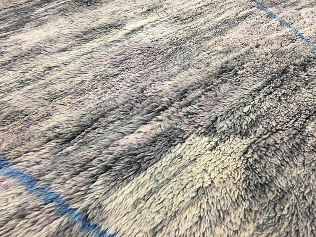 Modern Marokkanisch Mid Century Deco Gray  Blauer und elfenbeinfarbener Teppich von Silk Road Rug Inc. (Handgeknüpft) im Angebot
