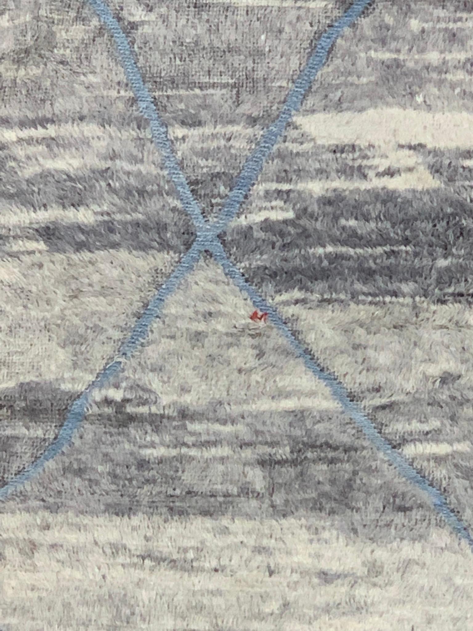 Modern Marokkanisch Mid Century Deco Gray  Blauer und elfenbeinfarbener Teppich von Silk Road Rug Inc. (21. Jahrhundert und zeitgenössisch) im Angebot