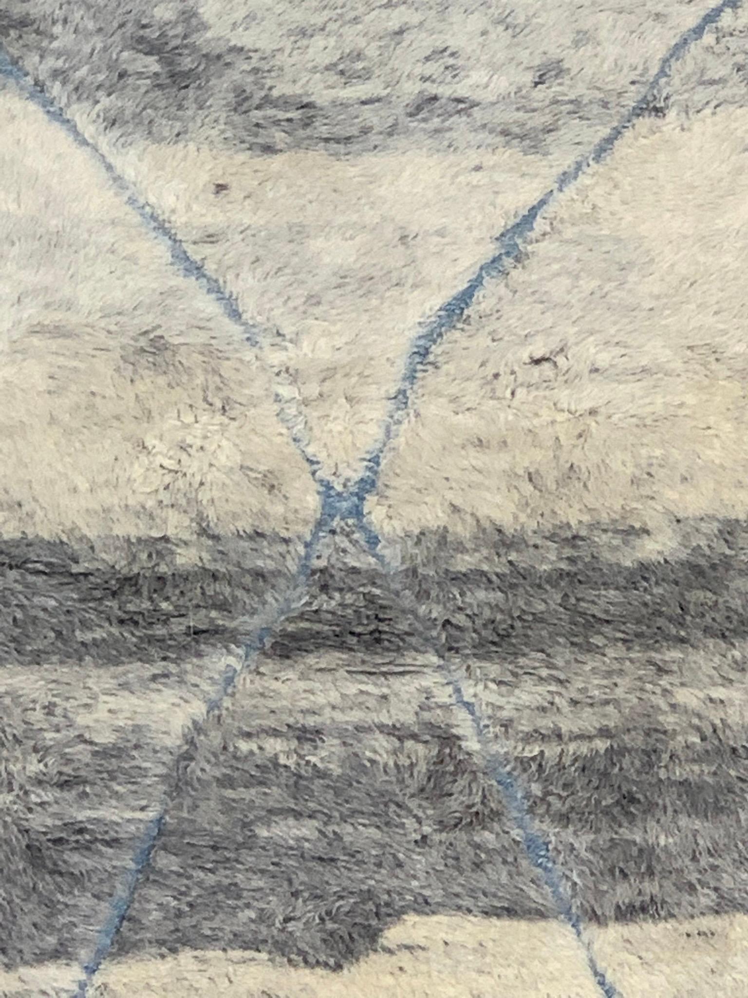 Modern Marokkanisch Mid Century Deco Gray  Blauer und elfenbeinfarbener Teppich von Silk Road Rug Inc. (Wolle) im Angebot