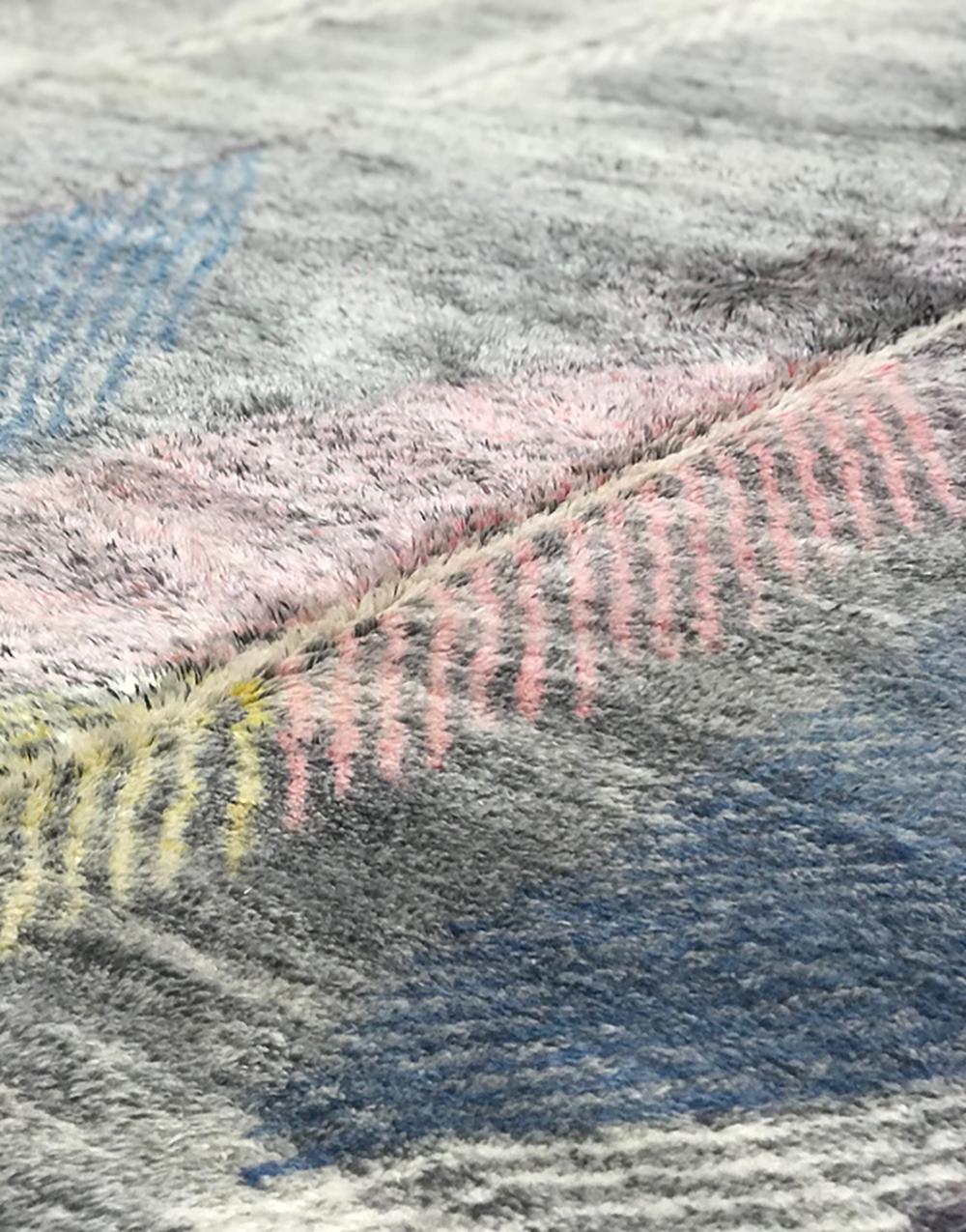 Modern Marokkanisch Mid Century Deco Grau Blau Elfenbein Rosa Teppich von Silk Road Rug Inc. im Angebot 1