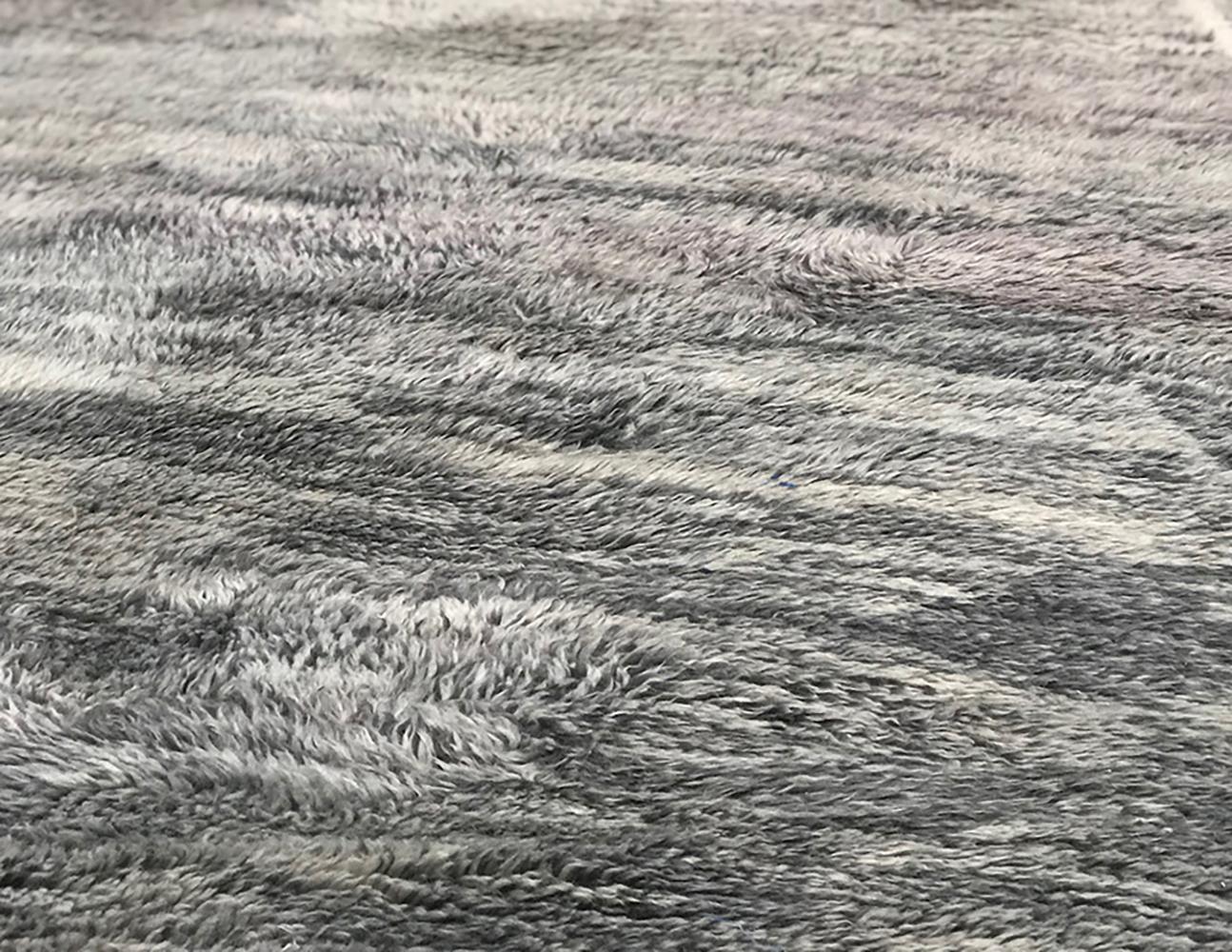 XXI secolo e contemporaneo Tappeto moderno marocchino Mid Century Deco Grigio Avorio Lavanda di Silk Road Rug Inc. in vendita