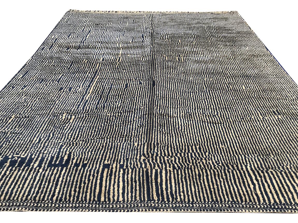 Moderner marokkanischer Mid-Century-Deco-Teppich in Elfenbein & Blau von Silk Road Rug Inc. (Moderne der Mitte des Jahrhunderts) im Angebot