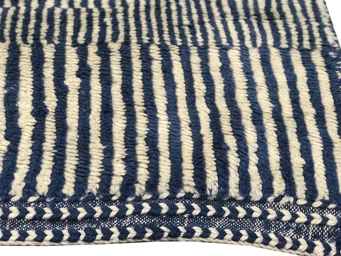 Moderner marokkanischer Mid-Century-Deco-Teppich in Elfenbein & Blau von Silk Road Rug Inc. (Marokkanisch) im Angebot