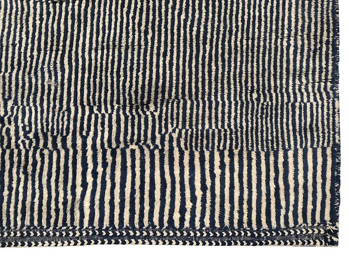 Moderner marokkanischer Mid-Century-Deco-Teppich in Elfenbein & Blau von Silk Road Rug Inc. im Zustand „Neu“ im Angebot in Los Angeles, CA