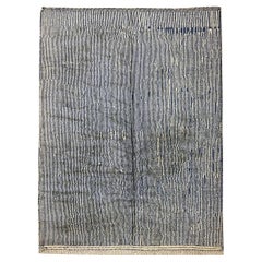 Tapis marocain moderne du milieu du siècle dernier, ivoire et bleu par Silk Road Rug Inc.