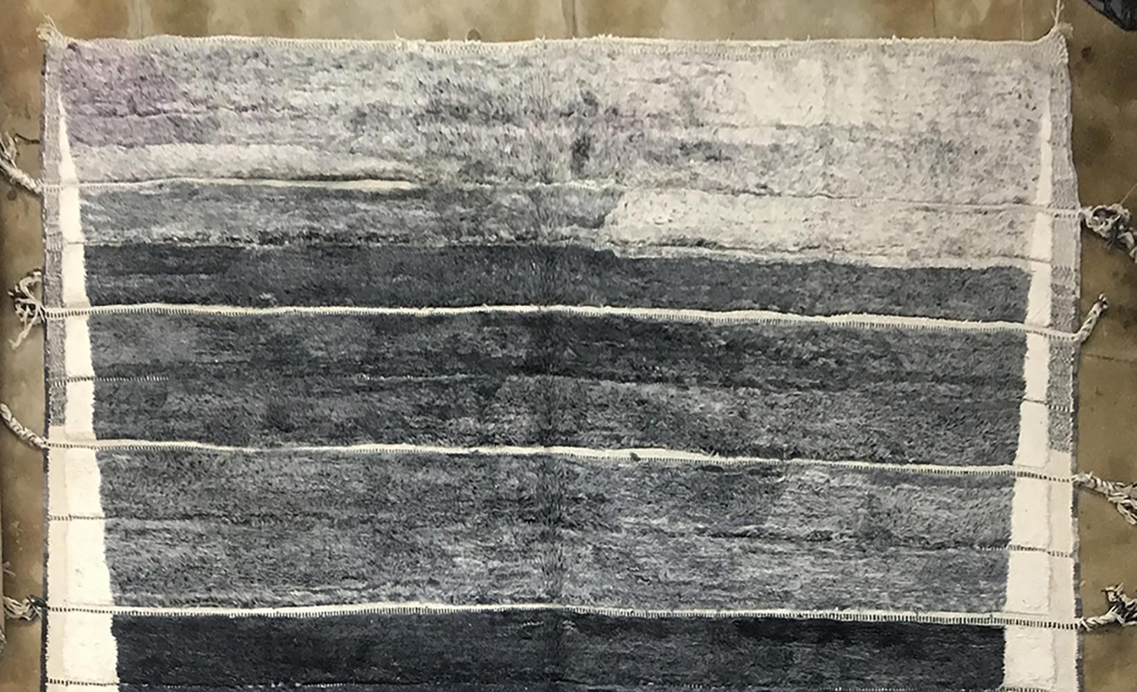 Moderner marokkanischer Mid-Century-Deco-Teppich in Elfenbein-grau von Silk Road Rug Inc. (21. Jahrhundert und zeitgenössisch) im Angebot