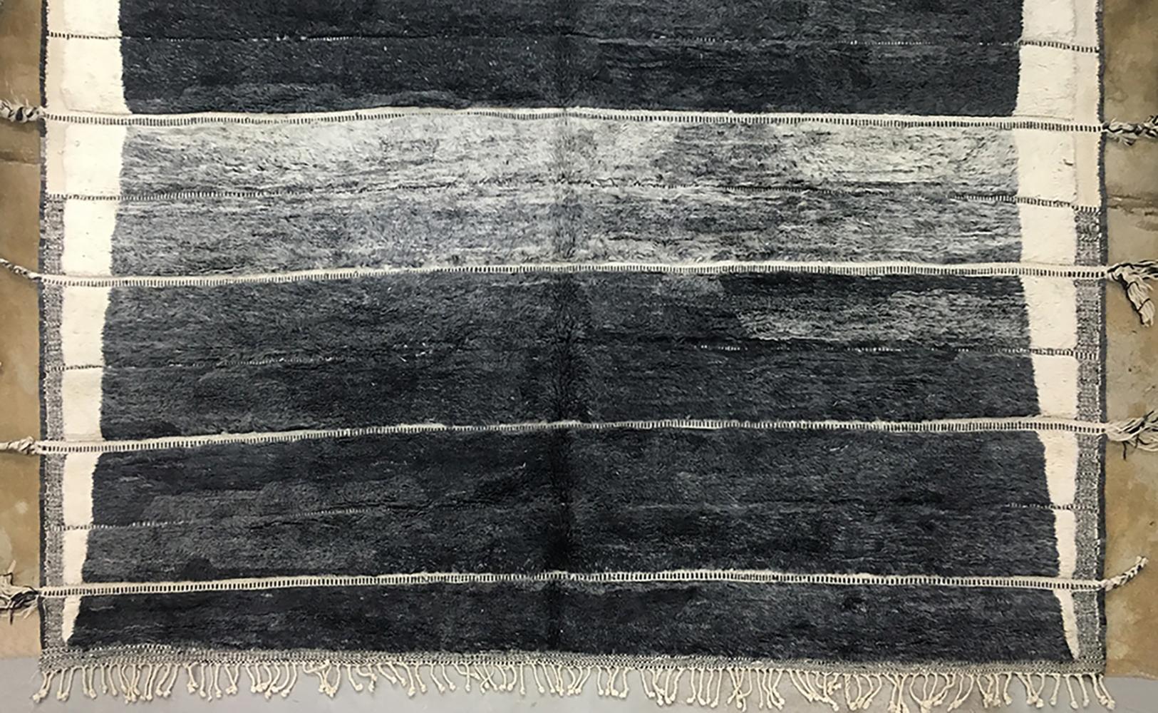 Moderner marokkanischer Mid-Century-Deco-Teppich in Elfenbein-grau von Silk Road Rug Inc. (Wolle) im Angebot