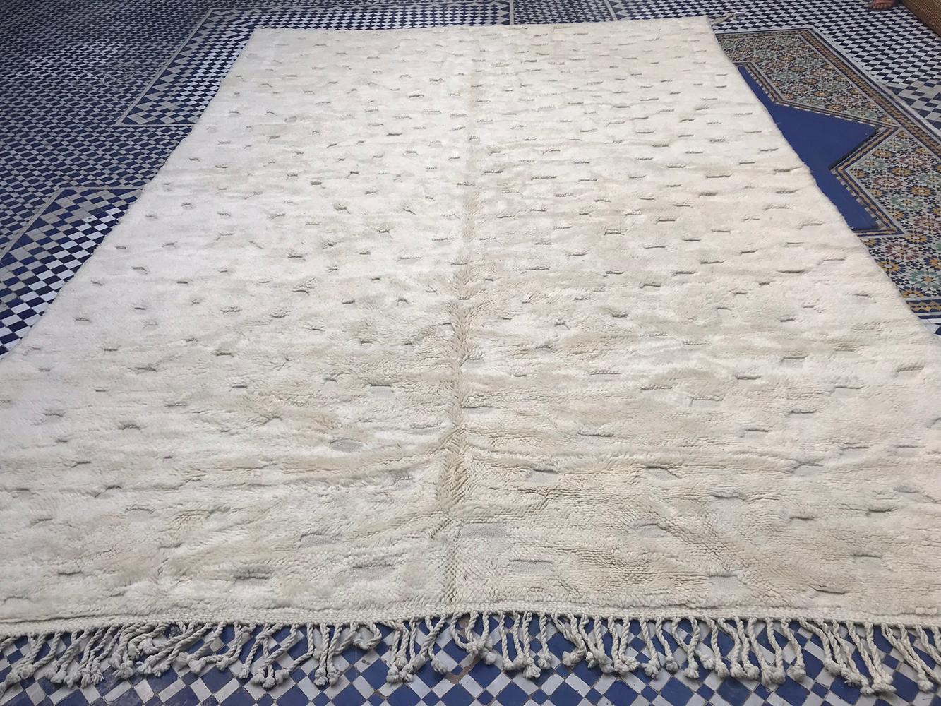 Moderner marokkanischer elfenbeinfarbener Mid-Century-Deco-Teppich von Silk Road Rug Inc. im Angebot 2