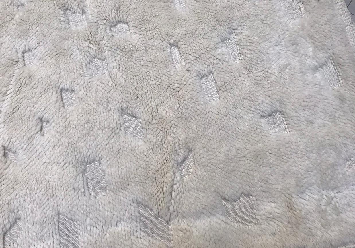 Moderner marokkanischer elfenbeinfarbener Mid-Century-Deco-Teppich von Silk Road Rug Inc. (21. Jahrhundert und zeitgenössisch) im Angebot