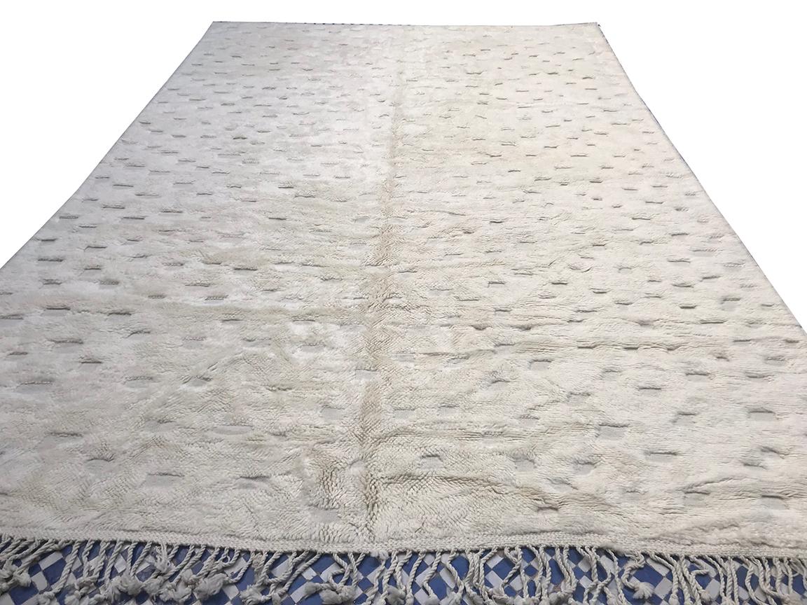 Moderner marokkanischer elfenbeinfarbener Mid-Century-Deco-Teppich von Silk Road Rug Inc. (Wolle) im Angebot