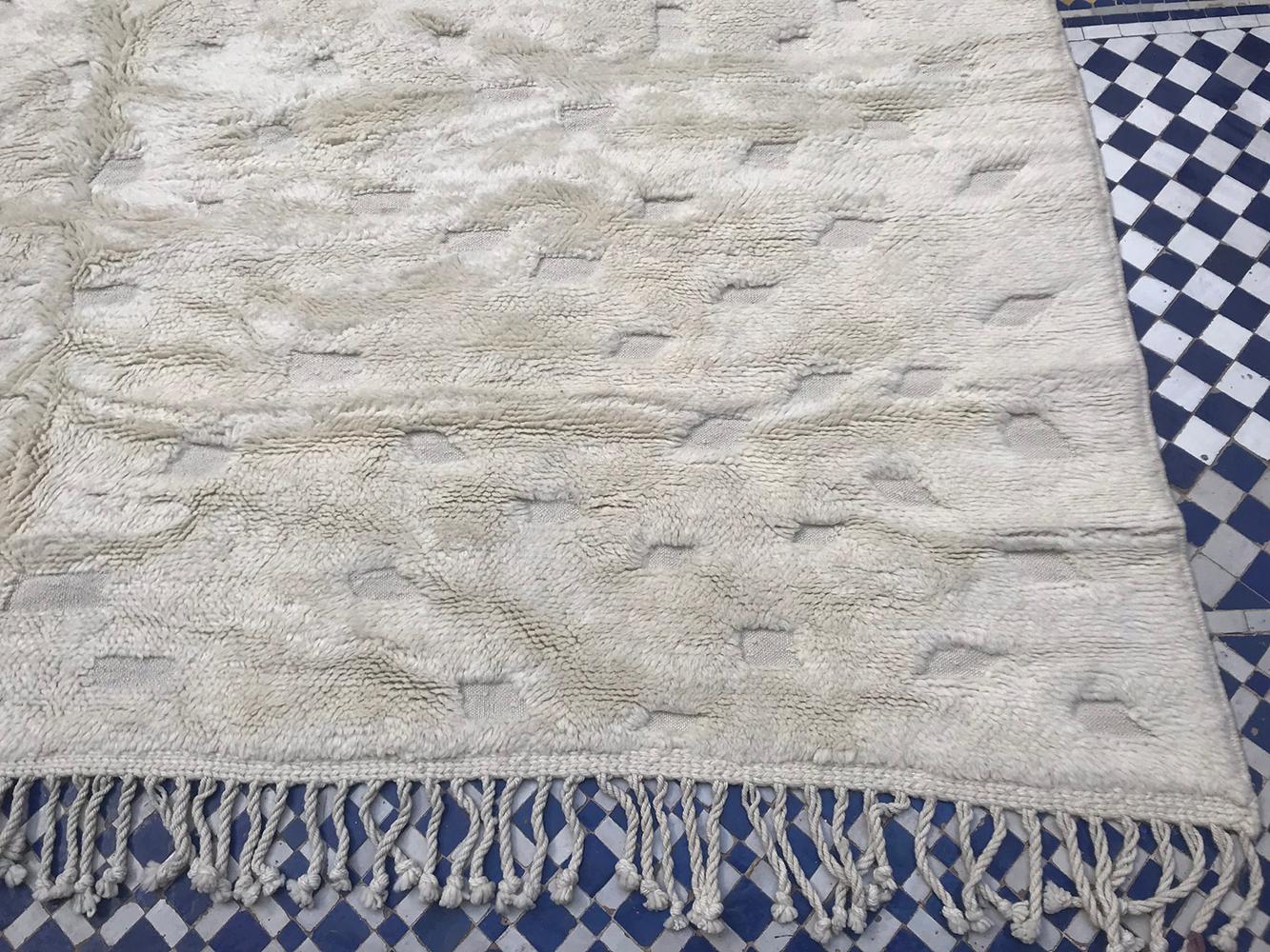 Moderner marokkanischer elfenbeinfarbener Mid-Century-Deco-Teppich von Silk Road Rug Inc. (Wolle) im Angebot