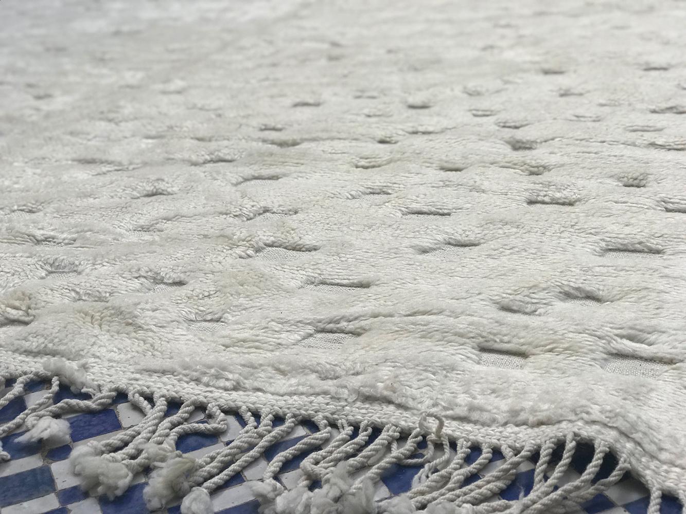 Moderner marokkanischer elfenbeinfarbener Mid-Century-Deco-Teppich von Silk Road Rug Inc. im Angebot 1