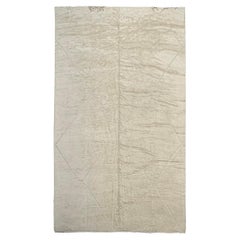 Tapis marocain moderne du milieu du siècle, ivoire, de taille haute et bas, par Silk Road Rug Inc.