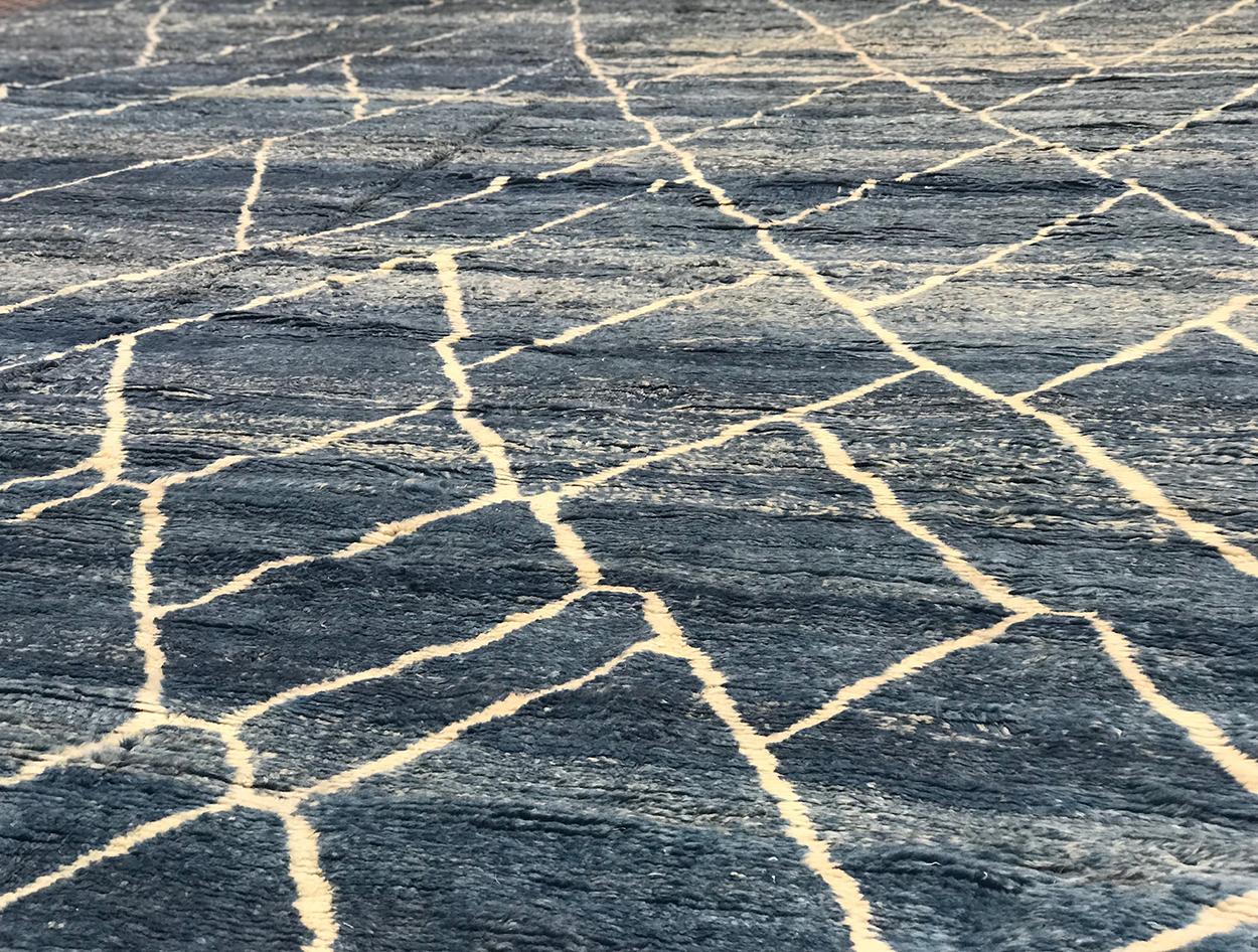 Mid-Century moderno Tappeto moderno marocchino di metà secolo in denim blu e avorio di Silk Road Rug Inc in vendita
