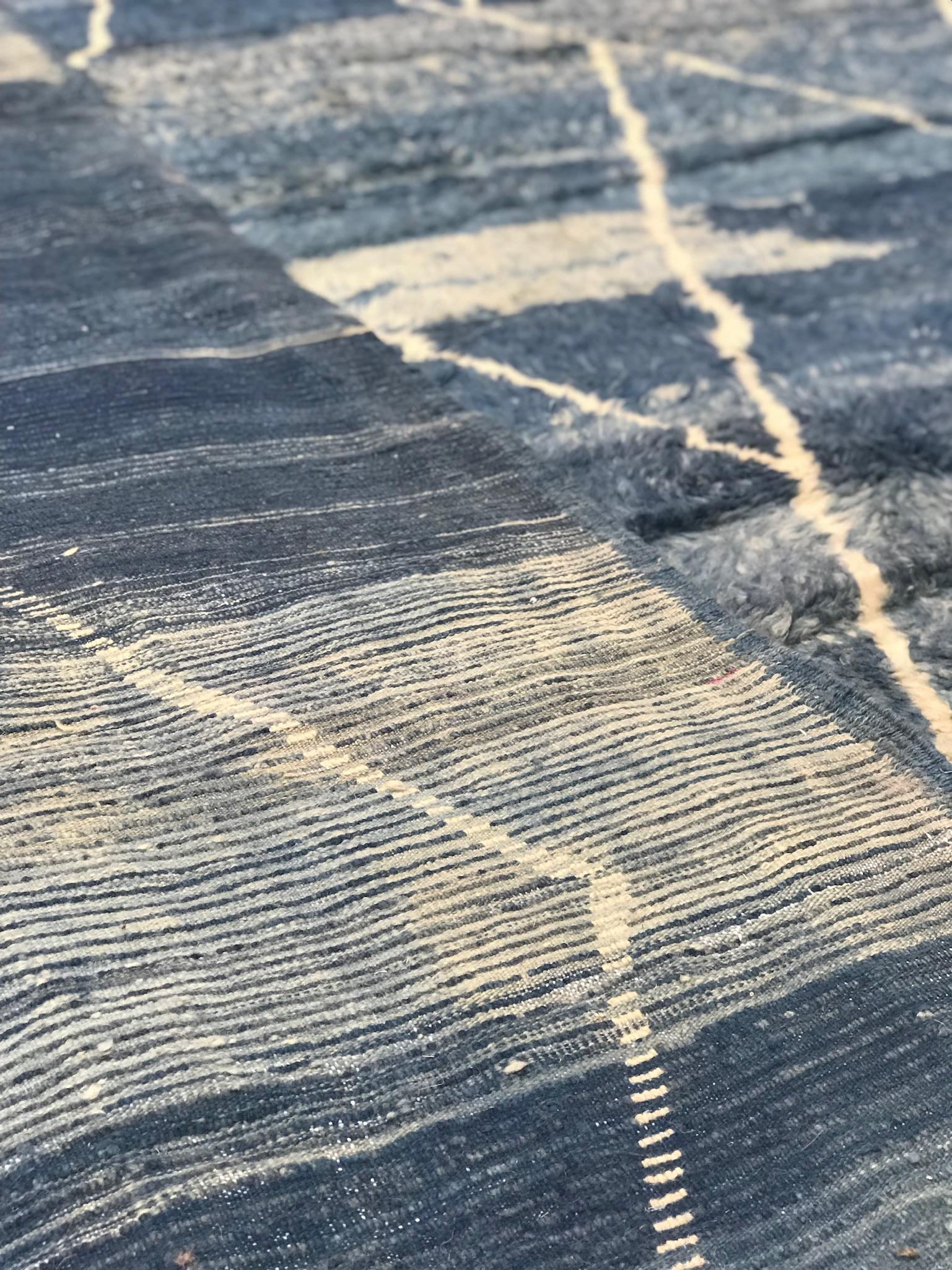 Marocchino Tappeto moderno marocchino di metà secolo in denim blu e avorio di Silk Road Rug Inc in vendita