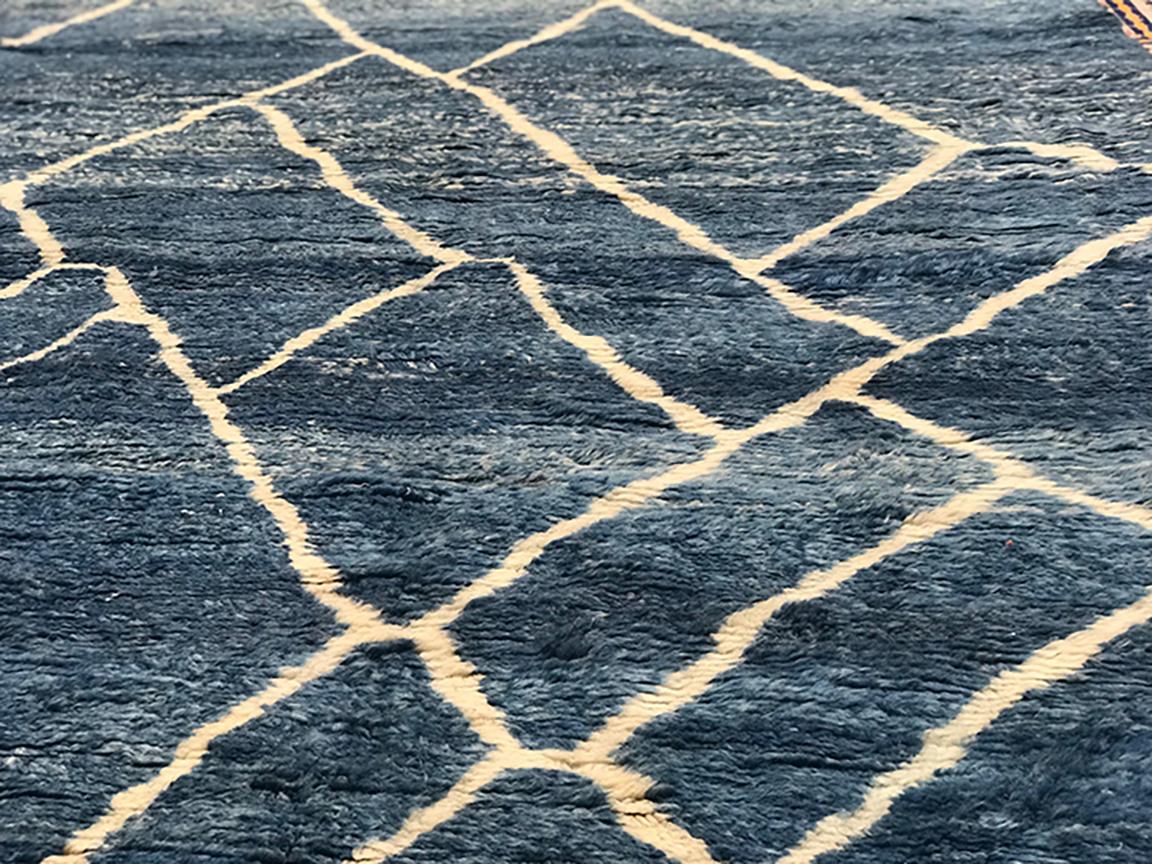 Annodato a mano Tappeto moderno marocchino di metà secolo in denim blu e avorio di Silk Road Rug Inc in vendita