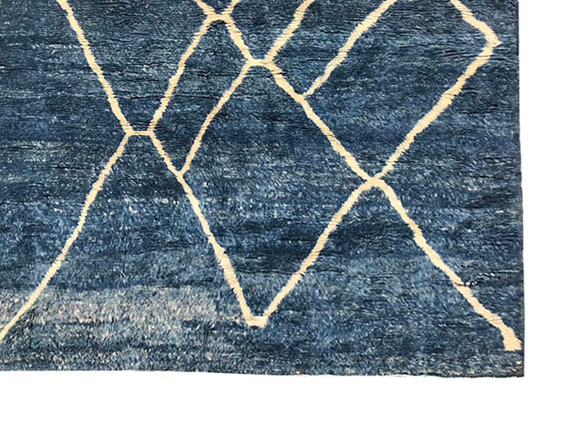 Tappeto moderno marocchino di metà secolo in denim blu e avorio di Silk Road Rug Inc In condizioni Nuovo in vendita a Los Angeles, CA