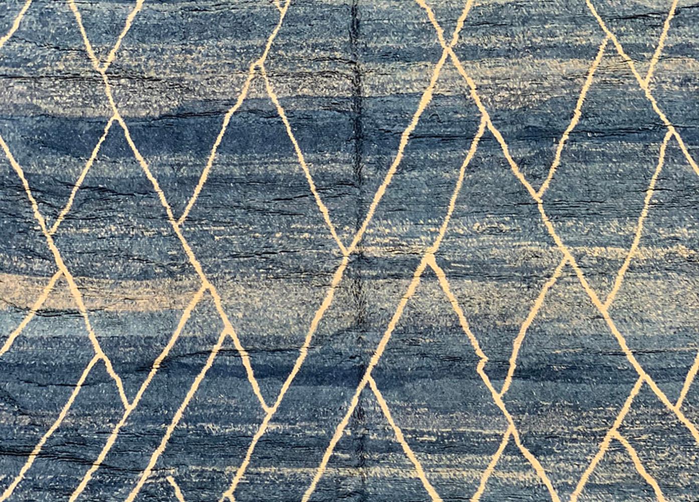 Moderner marokkanischer Denim-Teppich aus der Mitte des Jahrhunderts in Blau & Elfenbein von Silk Road Rug Inc (21. Jahrhundert und zeitgenössisch) im Angebot