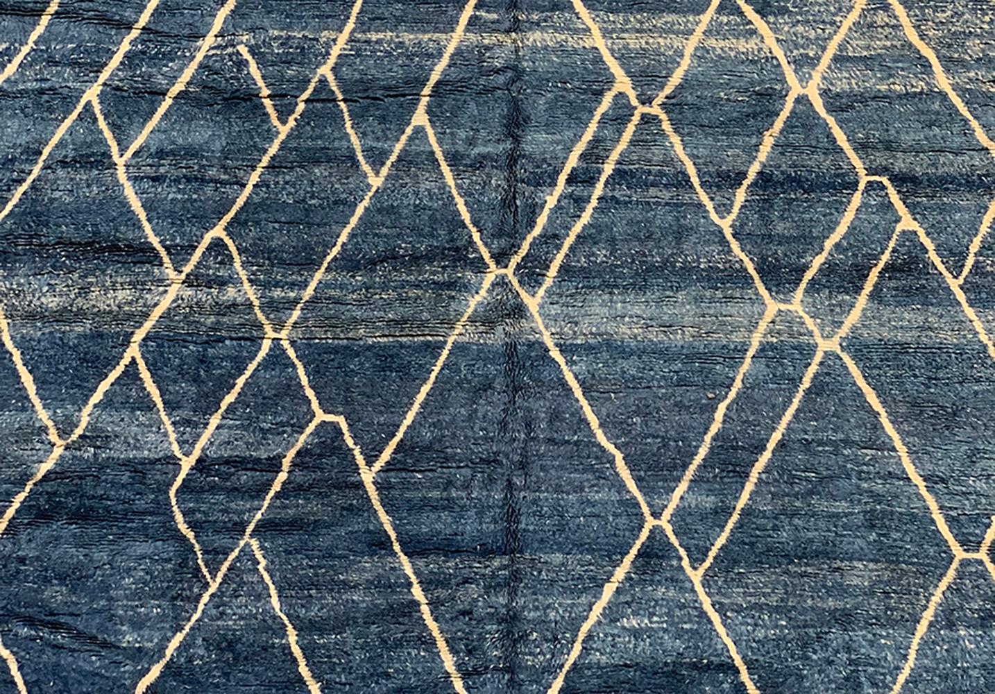 Moderner marokkanischer Denim-Teppich aus der Mitte des Jahrhunderts in Blau & Elfenbein von Silk Road Rug Inc (Wolle) im Angebot