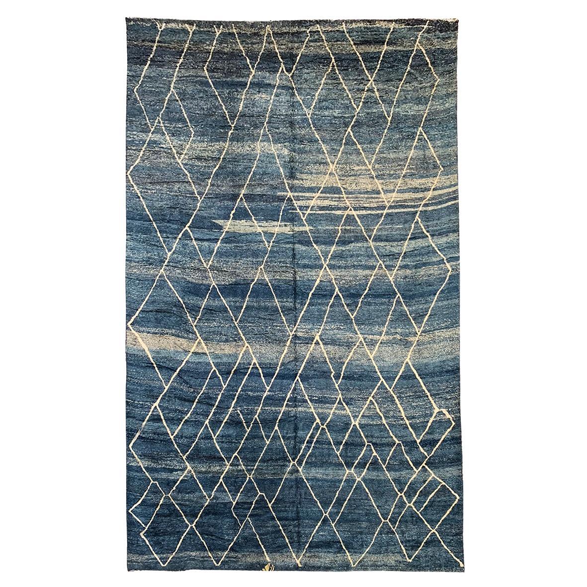 Tappeto moderno marocchino di metà secolo in denim blu e avorio di Silk Road Rug Inc